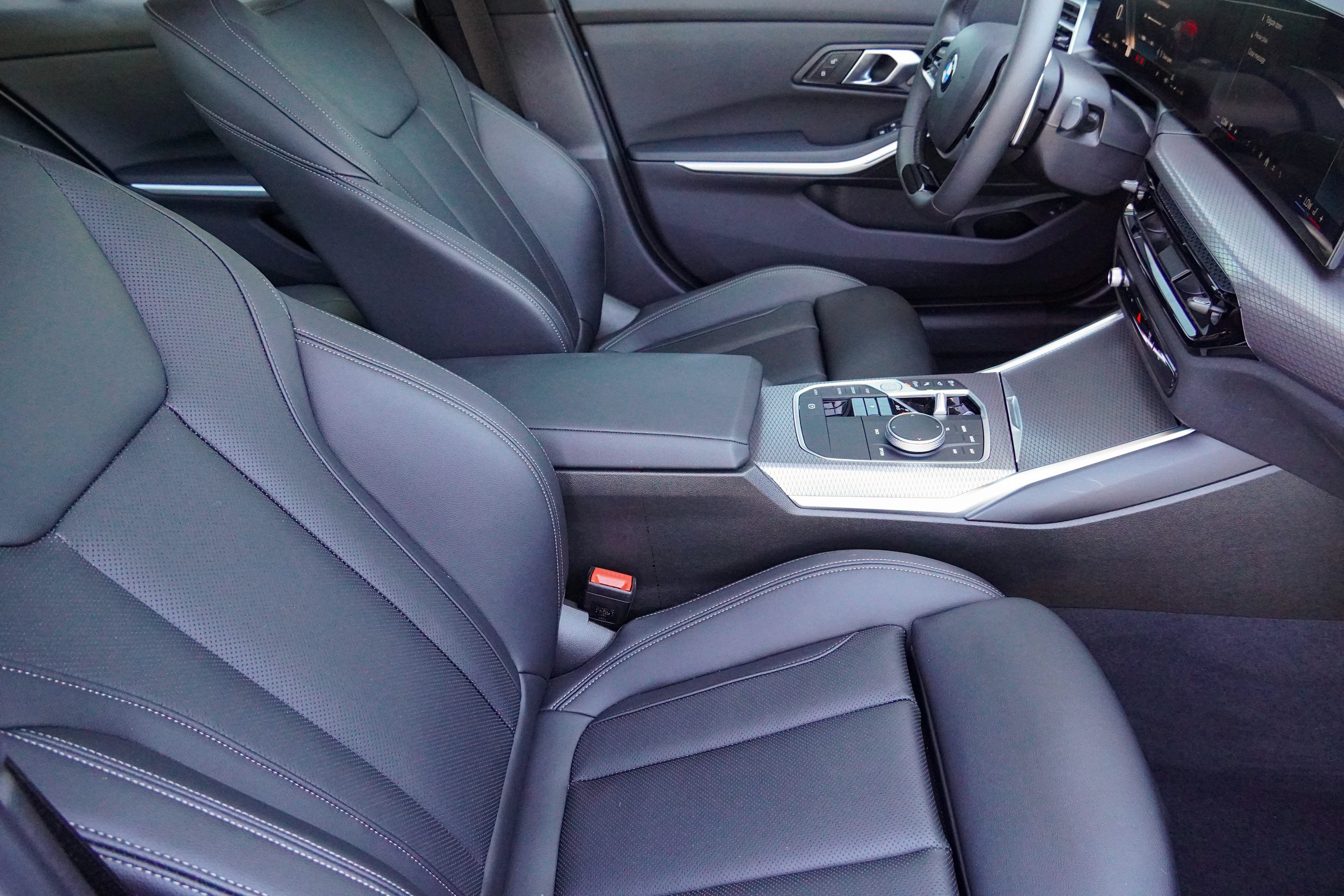 Certified 2025 BMW 330i Sedan RWD image 9