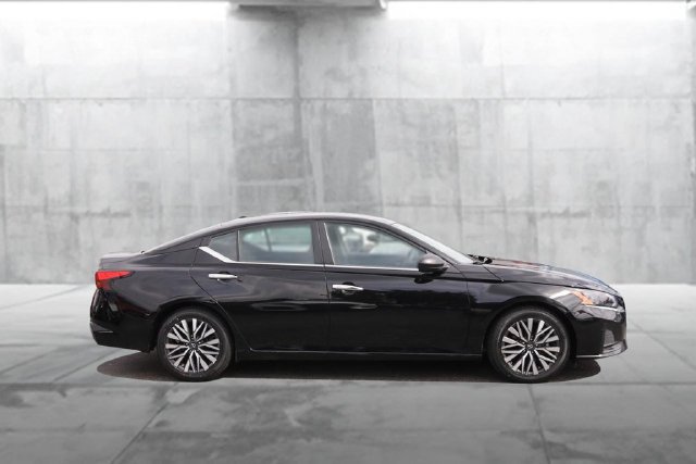 Certified 2024 Nissan Altima 2.5 SV FWD image 5