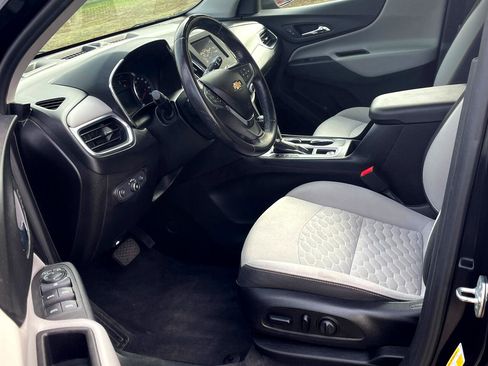 Used 2020 Chevrolet Equinox LT w/ Driver Convenience Package image 5