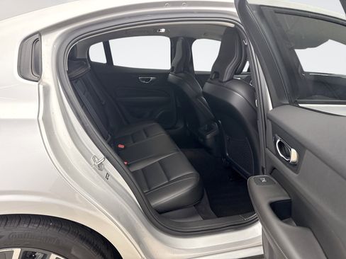 Used 2022 Volvo S60 B5 Momentum w/ Premium Package image 18
