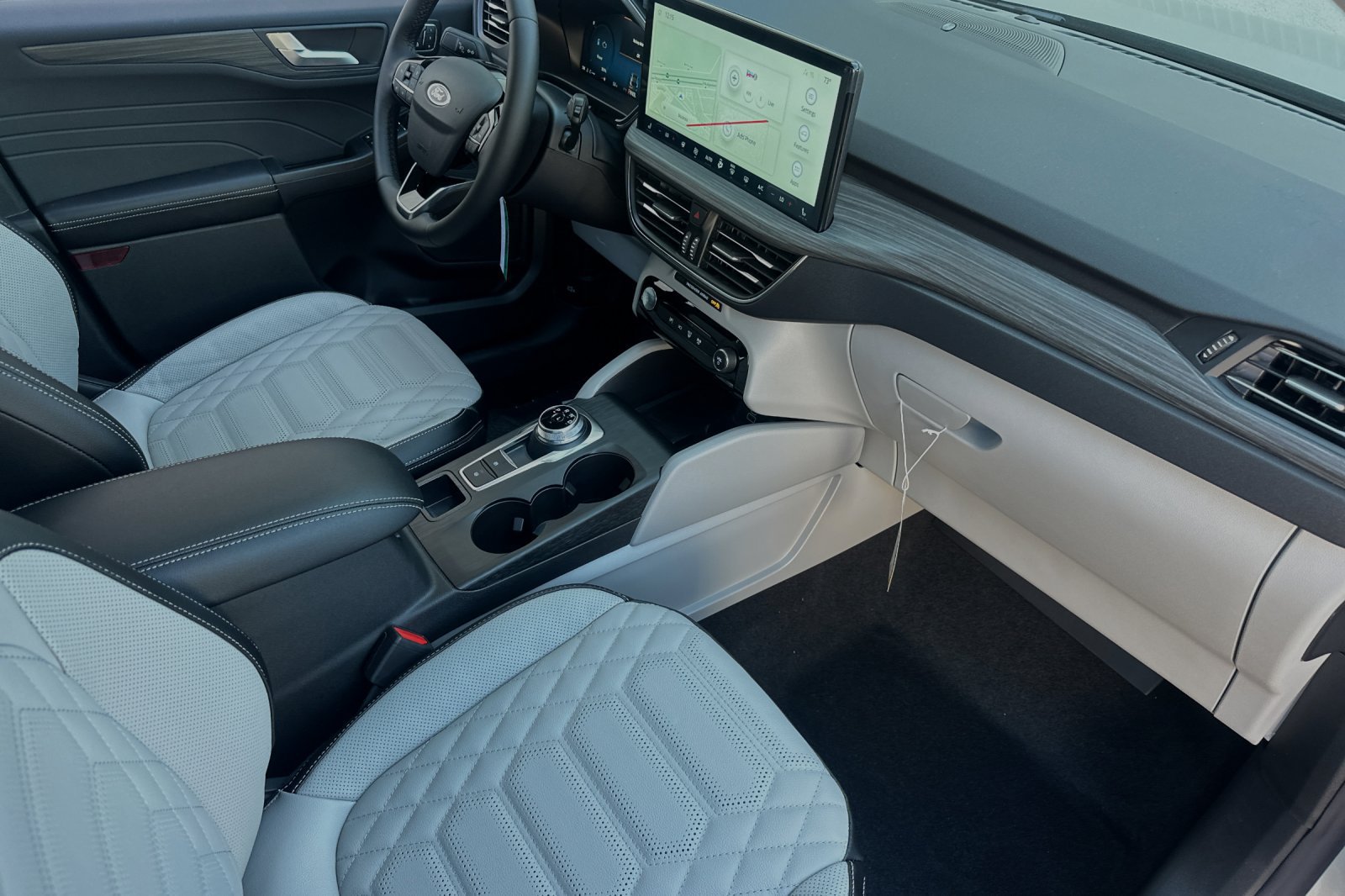 New 2024 Ford Escape SE w/ PHEV Premium Package FWD image 13