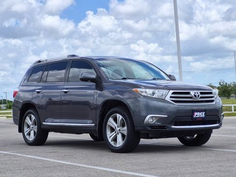 Used 2012 Toyota Highlander Limited w/ Tow Pkg FWD image 3