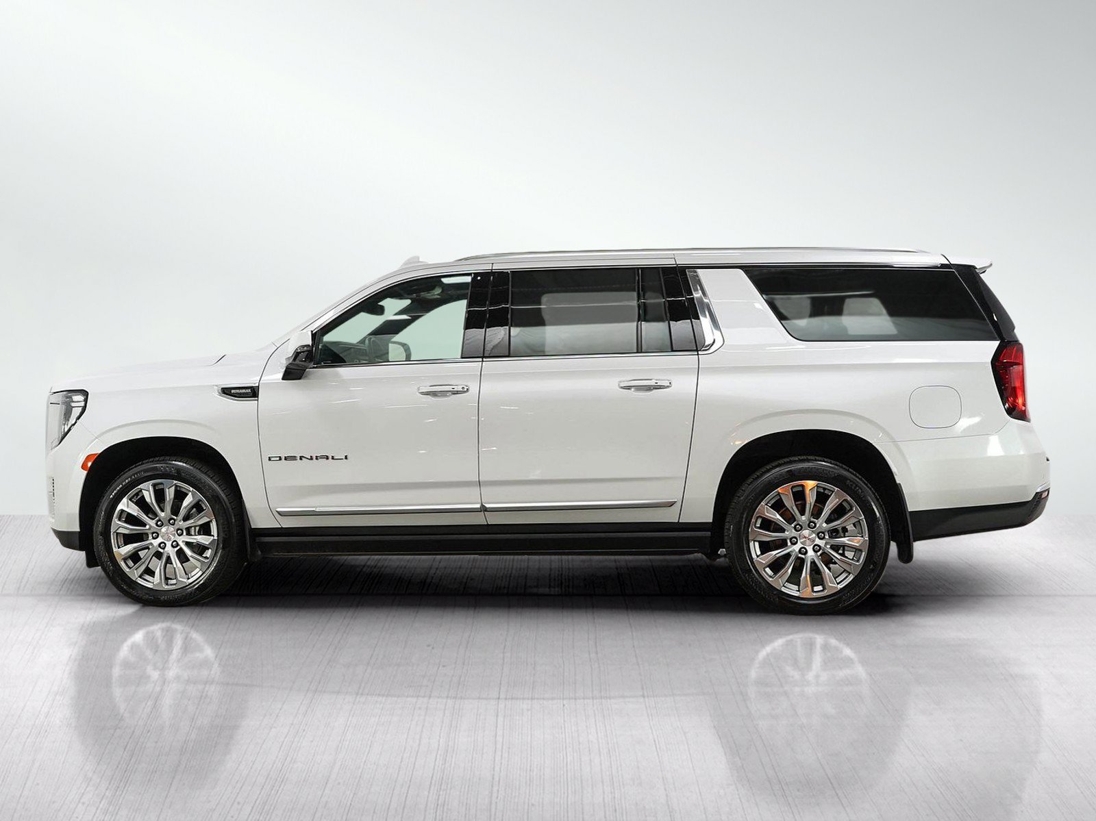Used 2023 GMC Yukon XL Denali AWD/4WD image 2