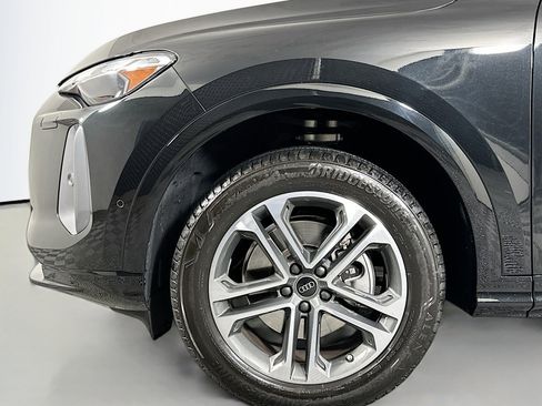 Used 2025 Audi Q5 Premium w/ Convenience Package image 11