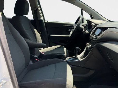 Used 2022 Chevrolet Trax LS w/ Tint and Cruise Package AWD/4WD image 17
