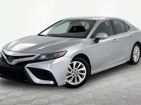 Used 2023 Toyota Camry SE FWD image 3