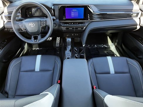 Used 2025 Toyota Camry SE image 9