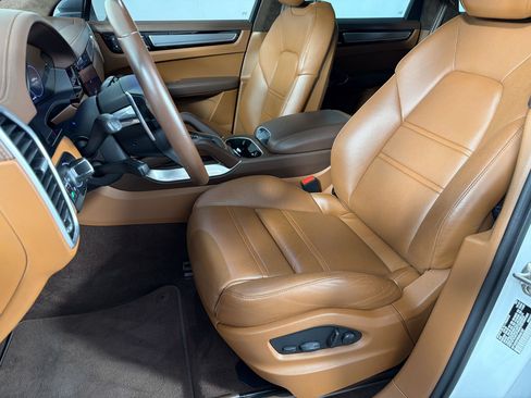 Certified 2022 Porsche Cayenne Turbo S AWD/4WD image 5