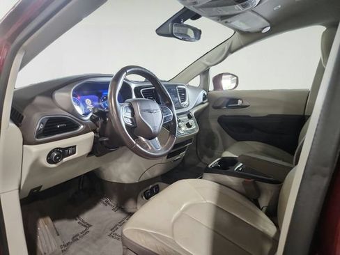 Used 2018 Chrysler Pacifica Touring-L Plus FWD image 9