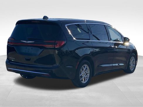 Used 2024 Chrysler Pacifica Touring-L image 5