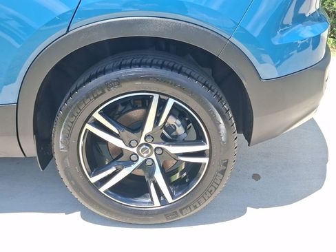 Used 2025 Volvo XC40 B5 Core AWD/4WD image 4