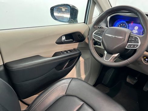 Used 2024 Chrysler Pacifica Touring-L FWD image 11