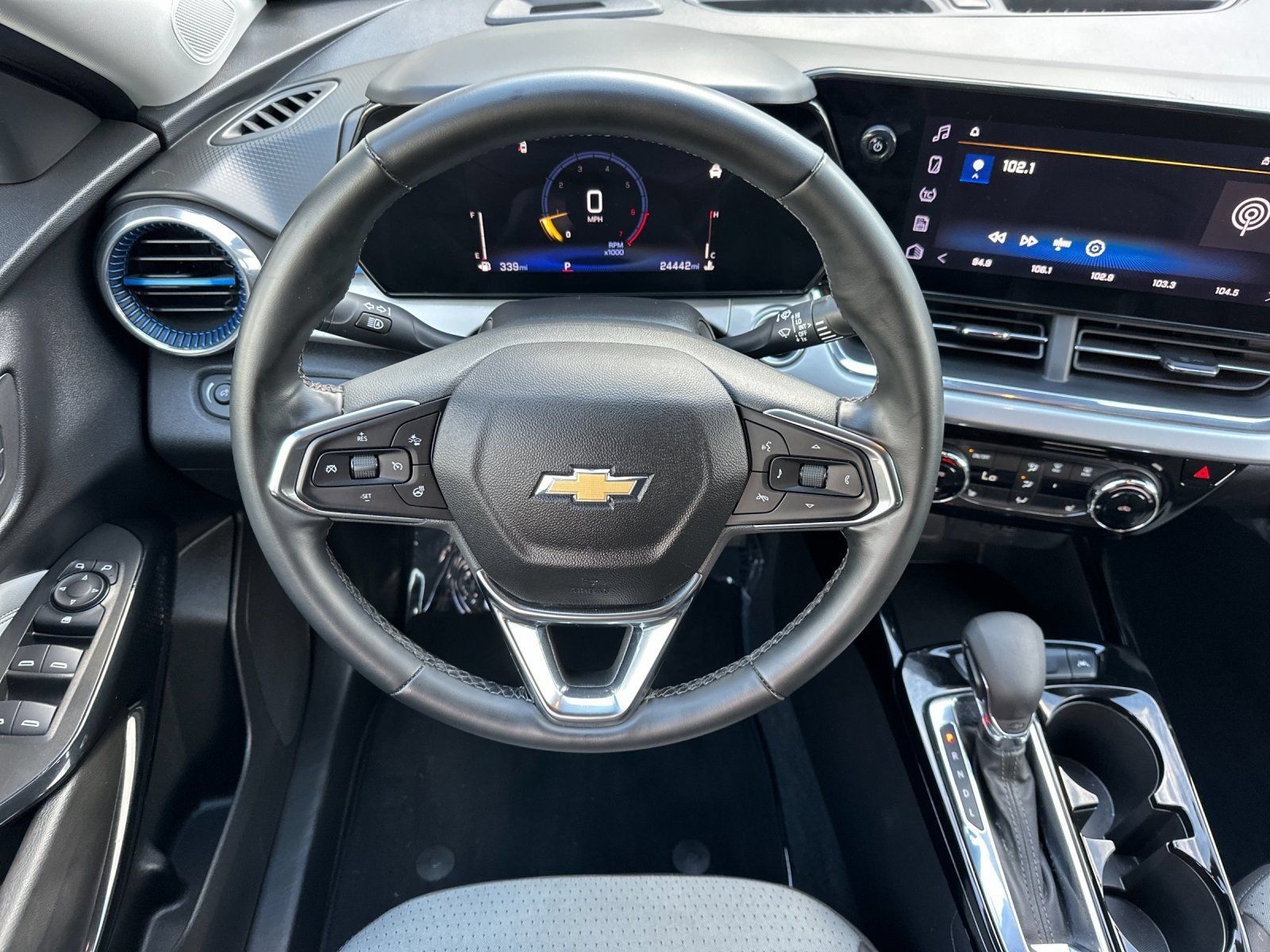 Used 2025 Chevrolet Trax LT w/ LT Convenience Package FWD image 13