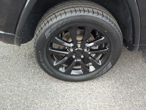 Used 2022 Jeep Grand Cherokee Laredo X image 9