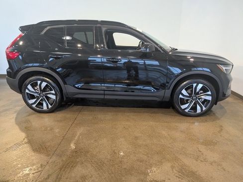 Used 2024 Volvo XC40 B5 Plus image 6