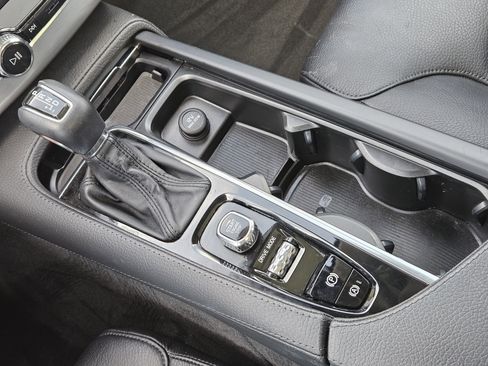 Used 2018 Volvo XC90 T6 Momentum w/ Convenience Package image 29