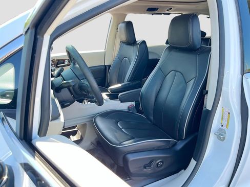 Used 2024 Chrysler Pacifica Limited w/ Trailer Tow Group image 20