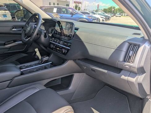Used 2023 Nissan Pathfinder SL AWD/4WD image 31