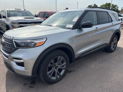 Used 2023 Ford Explorer XLT w/ Equipment Group 202A AWD/4WD image 3