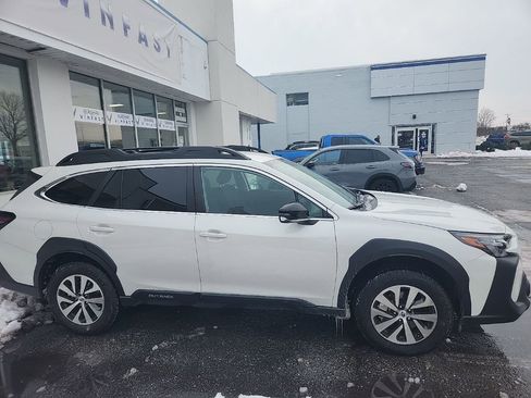 Used 2025 Subaru Outback Premium image 2