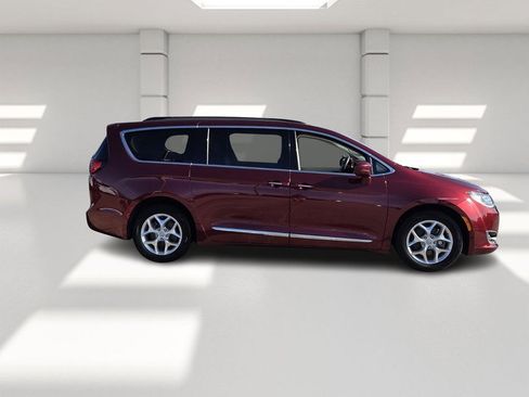 Used 2017 Chrysler Pacifica Touring-L image 6