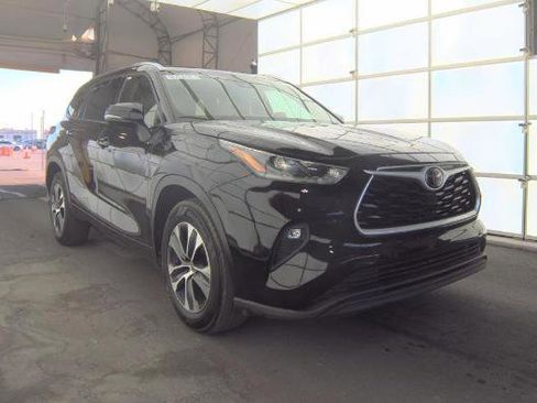 Used 2021 Toyota Highlander XLE image 4