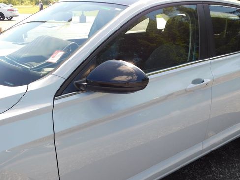 Used 2025 Volkswagen Jetta SE FWD image 11