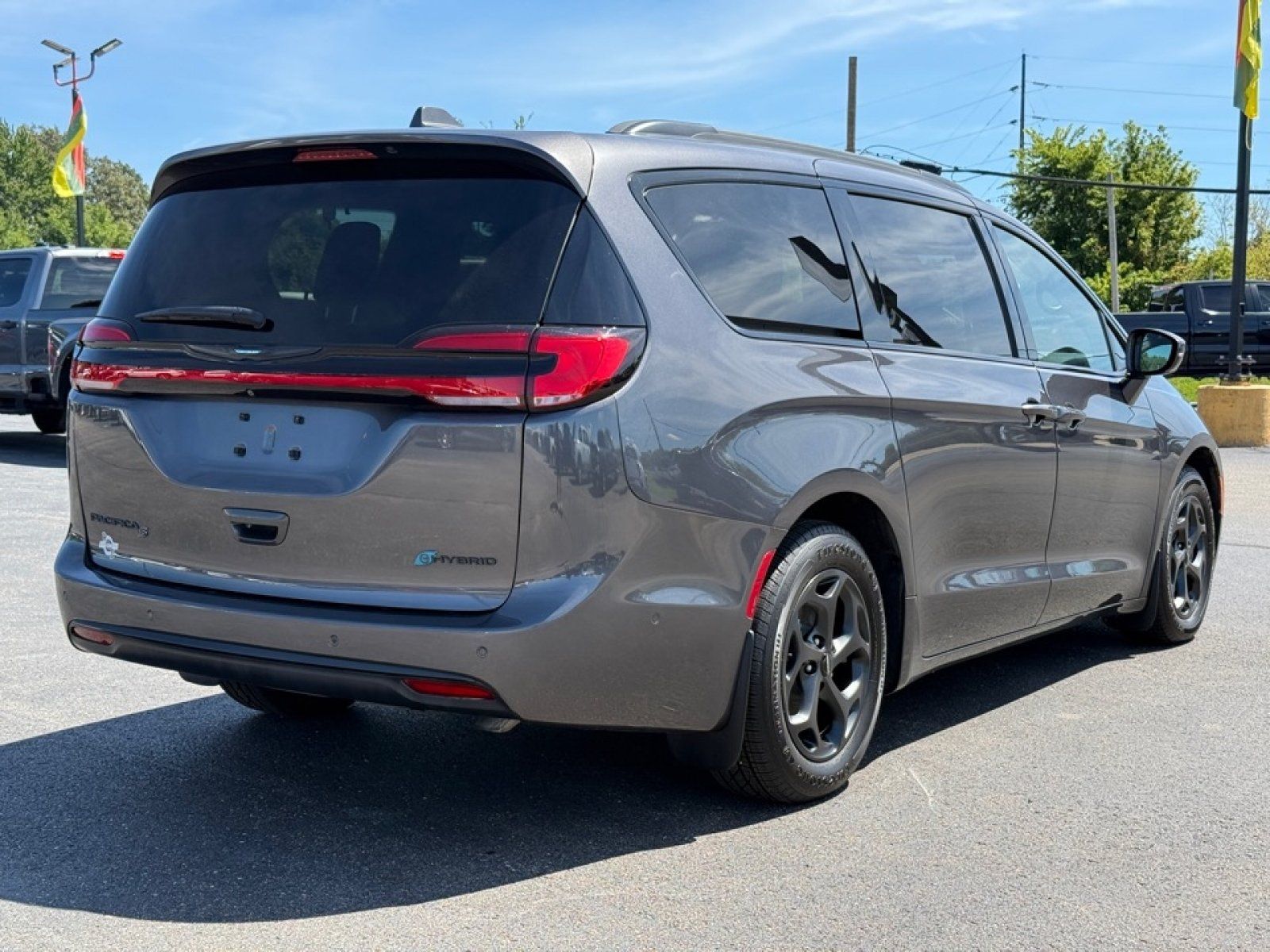 Used 2021 Chrysler Pacifica Limited w/ Uconnect Theater Family Group FWD image 8
