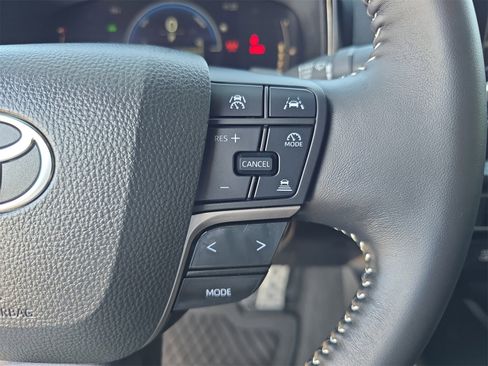 Used 2025 Toyota Camry SE w/ Convenience Package image 23