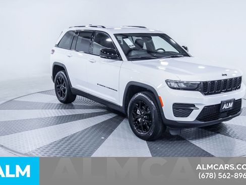 Used 2025 Jeep Grand Cherokee Altitude AWD/4WD image 11