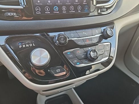 Used 2019 Chrysler Pacifica Touring-L FWD image 48