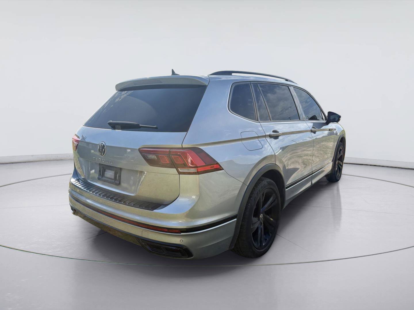 Used 2023 Volkswagen Tiguan SE R-Line FWD image 3