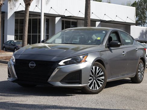 Used 2024 Nissan Altima 2.5 SV image 1