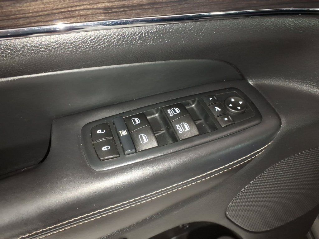 Used 2017 Jeep Grand Cherokee Overland AWD/4WD image 13