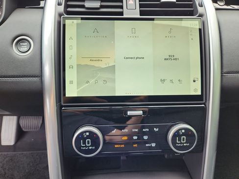 Used 2025 Land Rover Discovery S image 17