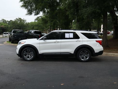Used 2023 Ford Explorer XLT w/ Equipment Group 202A RWD image 6