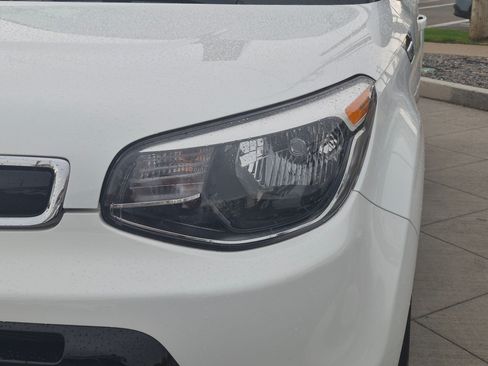Used 2016 Kia Soul + FWD image 11