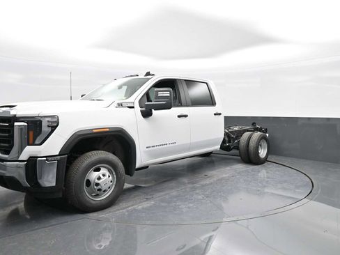 New 2025 GMC Sierra 3500 Pro w/ Convenience Package image 4