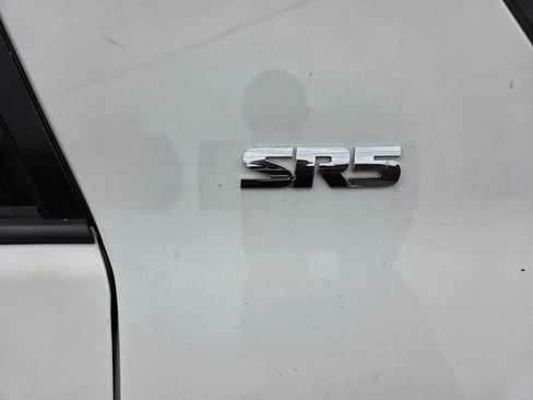 Used 2018 Toyota 4Runner SR5 AWD/4WD image 12