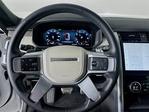Certified 2023 Land Rover Discovery Metropolitan Edition image 12