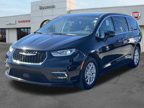 Used 2024 Chrysler Pacifica Touring-L FWD image 3