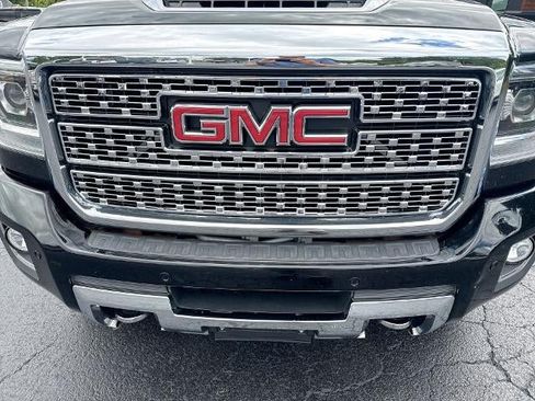Used 2019 GMC Sierra 2500 Denali w/ Duramax Plus Package AWD/4WD image 32