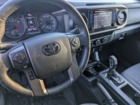 Used 2017 Toyota Tacoma TRD Sport image 15