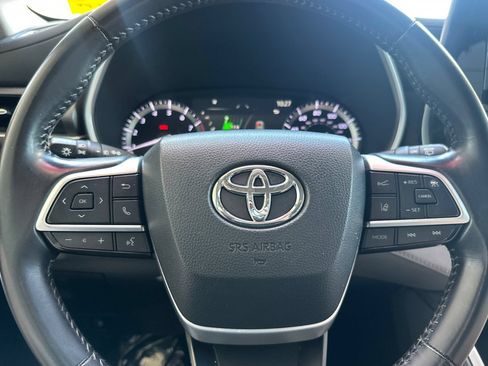 Used 2022 Toyota Highlander XLE AWD/4WD image 27