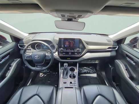 Used 2023 Toyota Highlander XLE FWD image 14