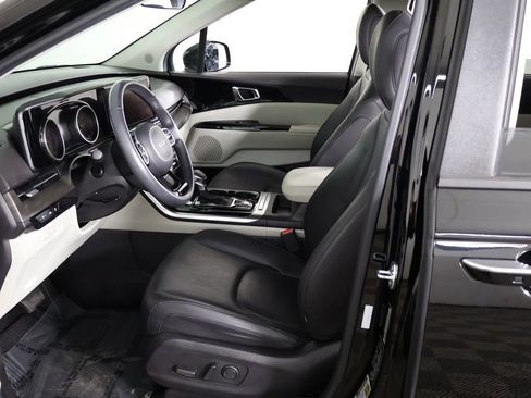 Used 2023 Kia Carnival EX FWD image 27