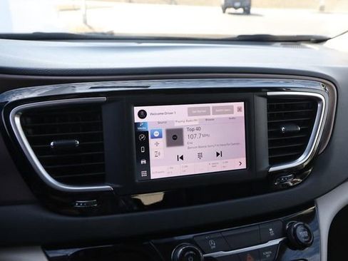 Used 2023 Chrysler Voyager LX image 17