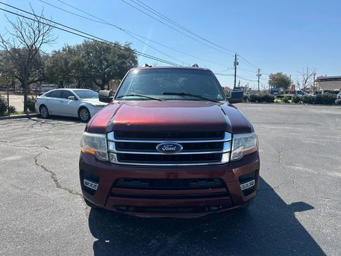 Used 2017 Ford Expedition XLT image 2