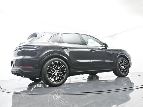 Certified 2025 Porsche Cayenne AWD/4WD image 52