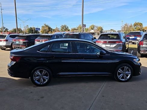 Used 2024 Volkswagen Jetta SE image 4